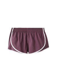 Pantalones cortos deportivos morados con un corte relajado, detalles laterales blancos y una cinturilla elástica, con tejido suave y dobladillos curvados.