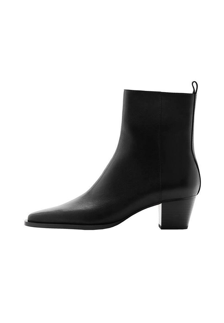 Bottine noire en cuir. Présente une pointe effilée et un talon bloc de hauteur moyenne. Texture lisse avec un design minimaliste et une languette de tirage.