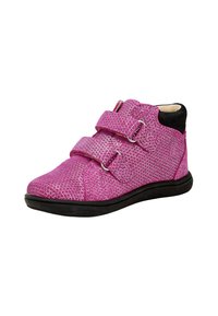 Sneaker alta rosa con finitura in tessuto glitterato, dotata di due strap in velcro e un accento in tessuto nero sul tallone. Suola in gomma.