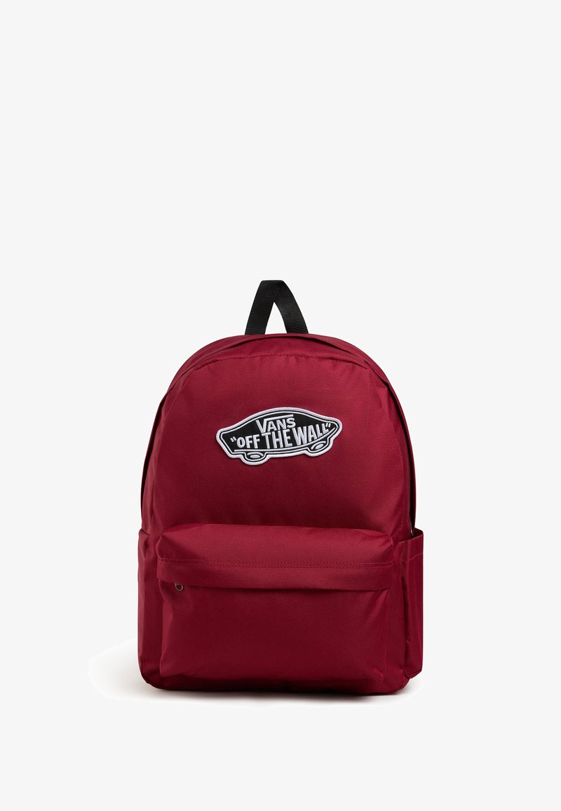 Mochila de tela roja con forma redondeada, que cuenta con un bolsillo frontal con cremallera y un prominente parche de logo en blanco y negro "Off the Wall".