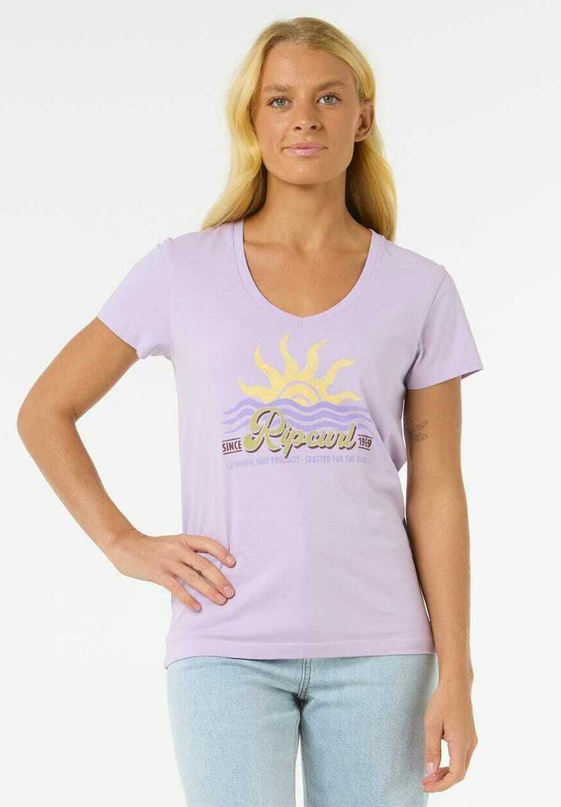 Lavendel v-hals t-shirt med et gult solgrafik og blåt bølgedesign med logo tekst. Korte ærmer og en tætsiddende pasform.