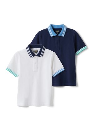 Deux polos à manches courtes, un blanc avec un col bleu marine et une manche rayée, et un bleu marine avec un col bleu et une manche rayée.