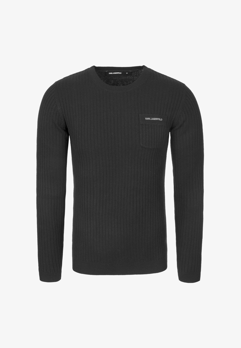 Czarny sweter z prążkowanym splotem, długimi rękawami, okrągłym dekoltem oraz kieszenią po lewej stronie klatki piersiowej z metką. Wykonany z miękkiego, teksturowanego materiału.