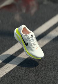No seleccionado, summit white/black/volt/total orange/wolf grey