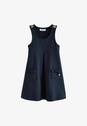 Vestido sin mangas de color azul marino con un frente plisado, dos bolsillos acentuados con lazo y detalles de botones plateados en los hombros. Textura de tela suave.