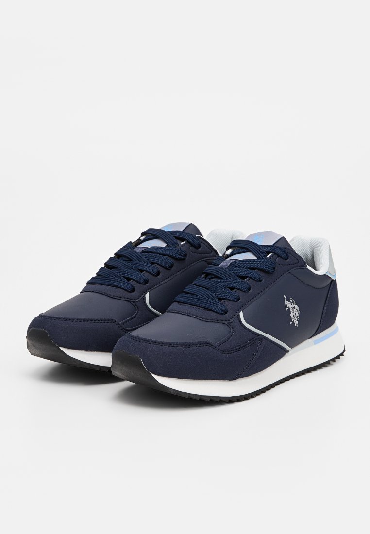 Zapatillas deportivas de color azul marino con parte superior sintética, tejido texturizado, acentos en azul claro y suela blanca. Logo en el lado exterior.