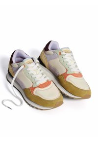 Zapatillas multicolores que combinan cuero y ante en crema, lavanda, naranja y amarillo, con una suela blanca y negra.