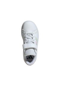 Sneaker bianco dal design elegante, con allacciatura e strap in Velcro, linguetta in rete testurizzata e logo all'interno. Materiale sintetico liscio.