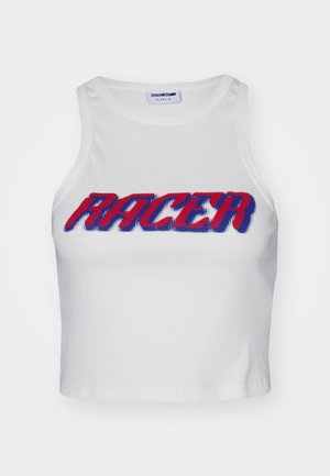 Top scurt croșetat alb cu cuvântul "RACER" scris cu litere îndrăznețe roșii și albastre pe partea din față.