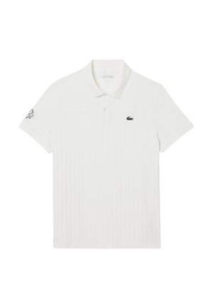 Polo a maniche corte bianco con texture a coste, colletto con doppio bottone e logo verde sul lato sinistro del petto. Presenta un'etichetta rotonda sulla manica.