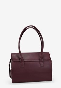 Bolso burdeos hecho de cuero texturizado, con forma estructurada, asas dobles y cierre de solapa con acentos rectangulares.