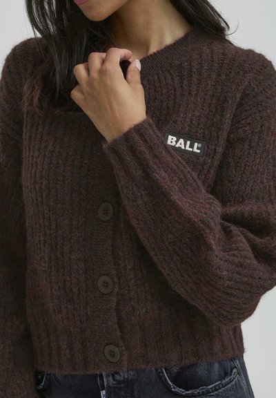 Bordový vroubkovaný pletený kardigan s kulatým výstřihem, pěti knoflíky a černou etiketou s nápisem "BALL." Měkká textura s krátkým střihem.