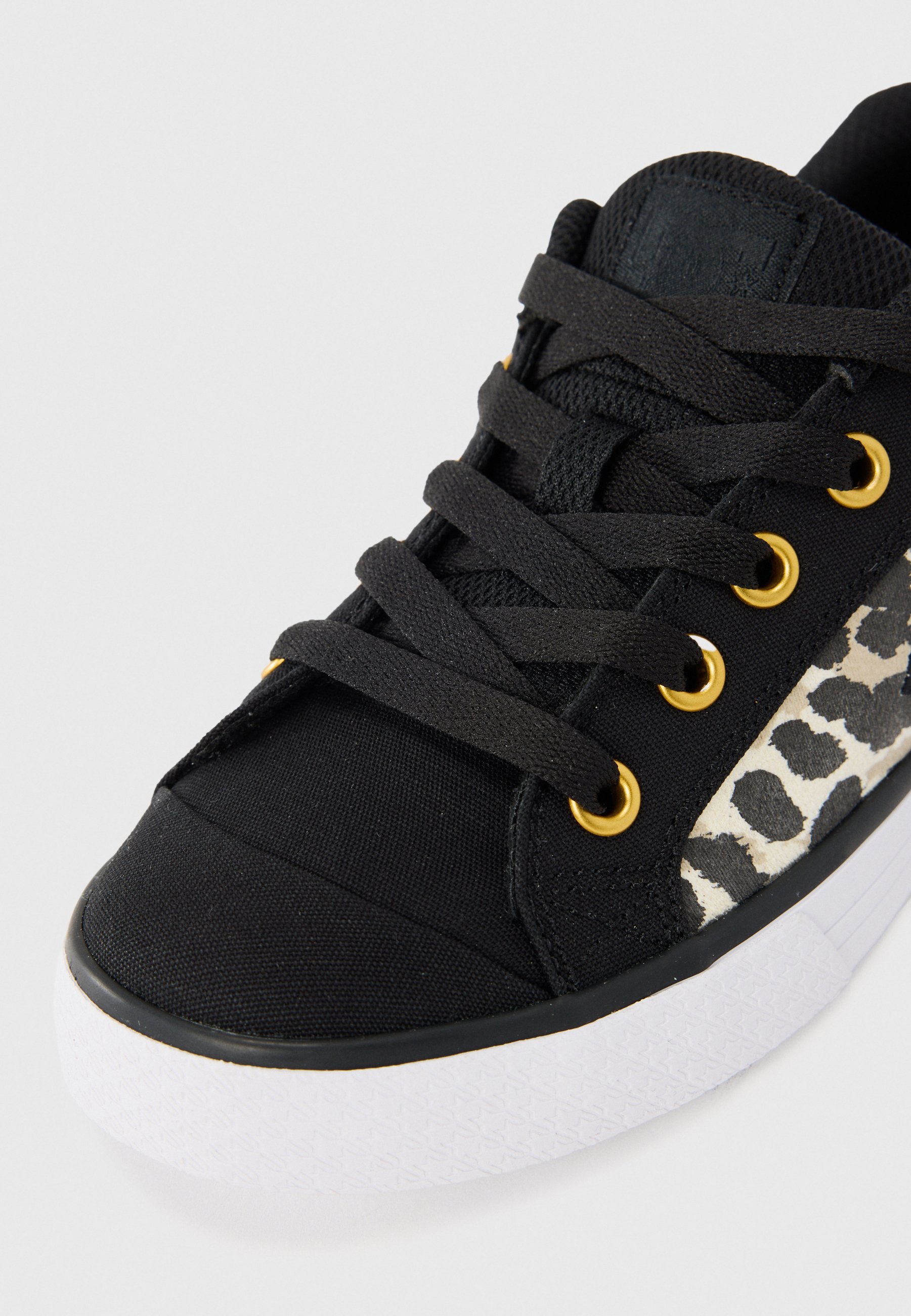 nike chelsea trainers