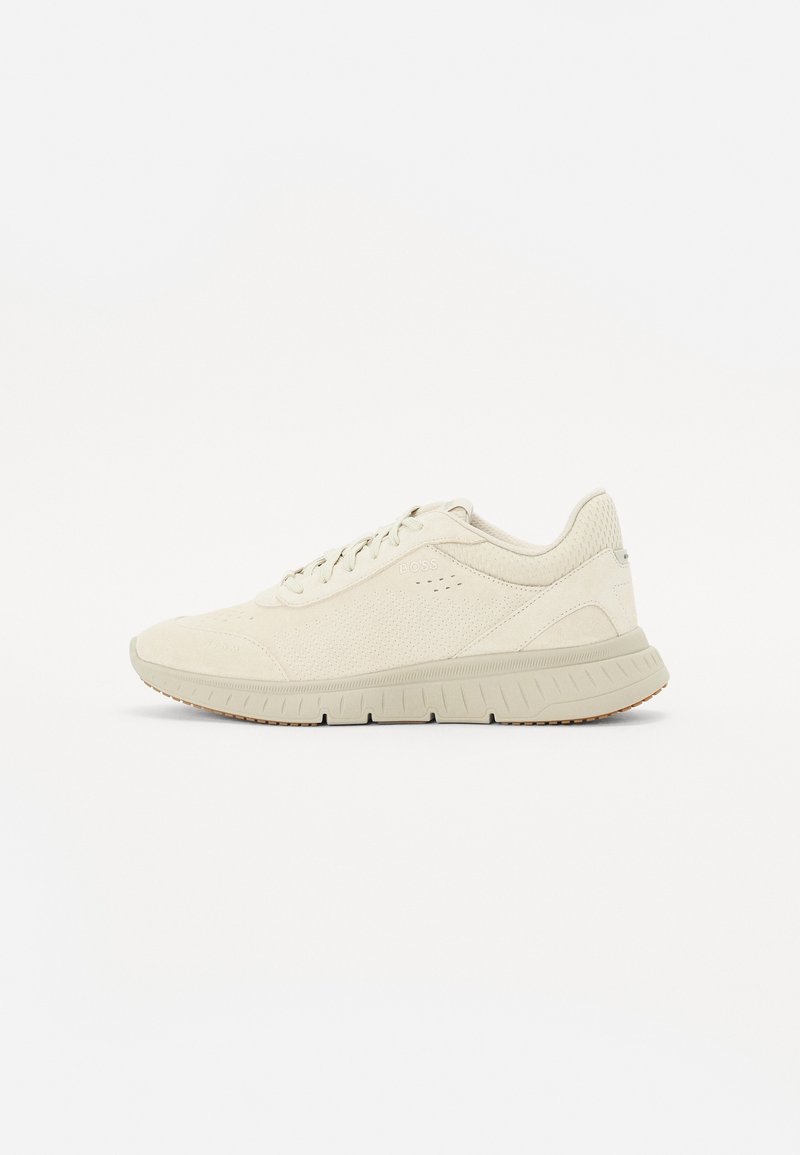Baskets basses beiges avec fermeture à lacets, tige texturée, marque "BOSS" sur le côté et semelle épaisse striée pour un usage casual.