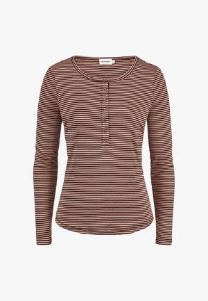 Bruin en roze horizontaal gestreept Henley-shirt met lange mouwen, een ronde halslijn en een knoopsluiting aan de voorkant.