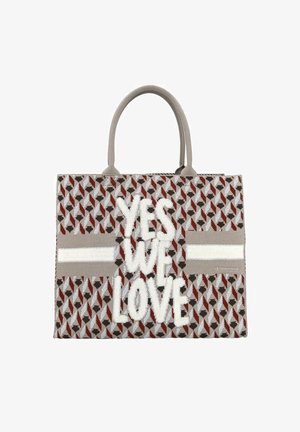 Borsa tote con un motivo geometrico in grigio, rosso e nero. Presenta un testo in grassetto "SÌ CI PIACE" in bianco, con manici grigi e strisce orizzontali.