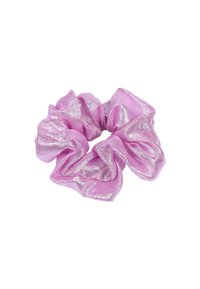 Rosa Haargummi mit glänzender Oberfläche, verziert mit silbernen metallischen Akzenten. Weicher, strukturierter Stoff mit gerüschtem Design. Kreisförmige Form.