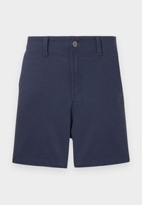 Σορτς για άντρες σε ναυτικό μπλε χρώμα με κούμπωμα με κουμπί, θηλιές για ζώνη και μπροστινές τσέπες, εμφανιζόμενο μπροστά σε απλό ανοιχτό χρώμα φόντου.