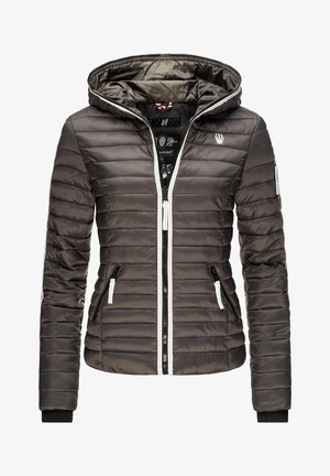 Vaahtomuovilla vuorattu musta takki hupulla, jossa on kontrastiväriset valkoiset vetoketjut, vetoketjulliset taskut ja muotoiltu tikattu rakenne.