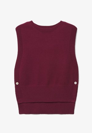 Gilet sans manches en maille rouge foncé avec col rond et ourlet côtelé, avec de petits boutons blancs de chaque côté près de la taille.