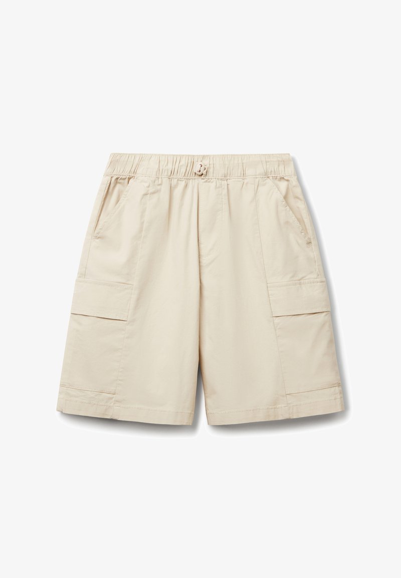 Shorts cargo beige avec ceinture élastique, deux poches latérales et deux poches cargo sur les côtés. Texture lisse et design arrivant au genou.