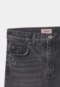 Črne jeans hlače s ravnim krojem, z gumbom za zapiranje, petimi žepi in rahlimi poškodbami blizu žepe.