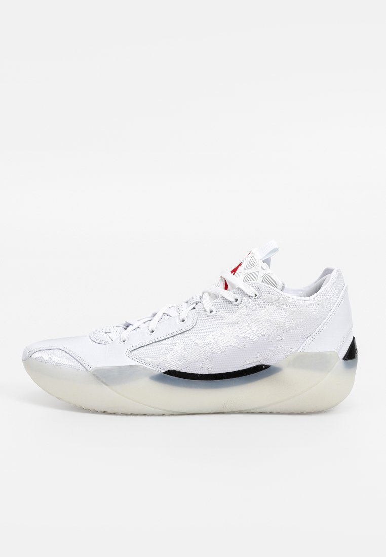 Zapatillas deportivas blancas con un upper texturizado, diseño elegante, punta redondeada y acento negro contrastante en el talón. Presentan cordones blancos y detalle del logo.
