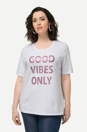 Camiseta de manga corta blanca con la frase "SOLO BUENAS VIBRAS" impresa en letras rojas, gruesas y a rayas. Material de algodón suave con un escote redondeado.