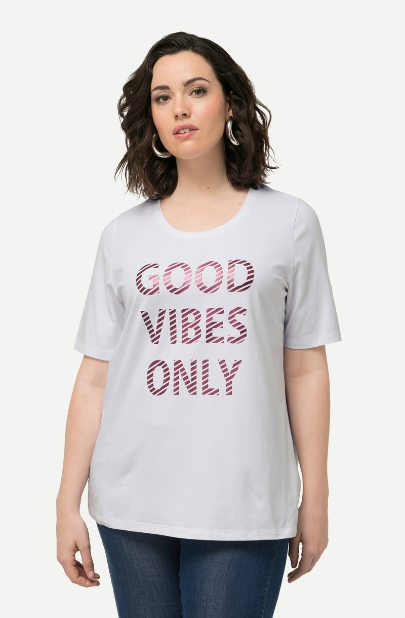 Camiseta de manga corta blanca con la frase "SOLO BUENAS VIBRAS" impresa en letras rojas, gruesas y a rayas. Material de algodón suave con un escote redondeado.