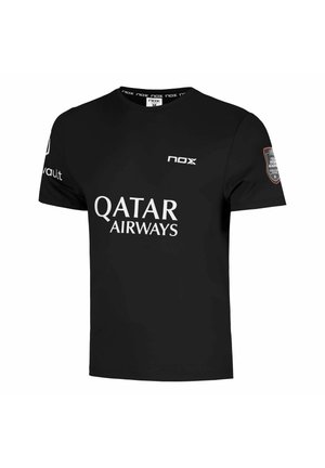 T-shirt de sport noir à manches courtes avec le logo "QATAR AIRWAYS" au centre devant, le logo "nox" au-dessus, et des patches de sponsors sur les deux manches.