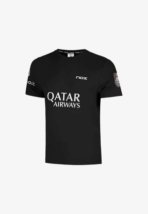 Camiseta deportiva negra de manga corta con el logotipo "QATAR AIRWAYS" en el centro delantero, logotipo "nox" encima y parches de patrocinadores en ambas mangas.
