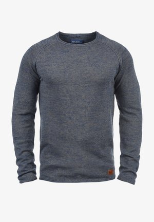 Langärmliger Pullover mit Rundhalsausschnitt aus strukturiertem blauen Strickstoff. Mit einem gerippten Kragen und Bündchen und einem braunen Kunstleder-Logo-Patch am Saum.