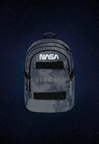Zaino grigio con motivo a luna, logo "NASA" riflettente, molteplici scomparti e spallacci neri. Tessuto strutturato e dettagli della cerniera visibili.