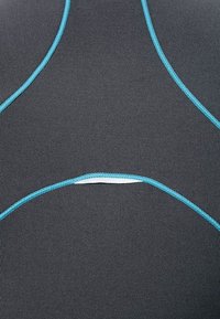 Canotta sportiva grigia con cuciture a contrasto turchesi. Tessuto liscio con un design posteriore arrotondato e un piccolo taglio vicino al colletto.