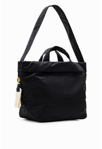 Svart nylon tote-väska med dubbla handtag och ett långt axelband. Har en gul dragkedja och en minimalistisk design.