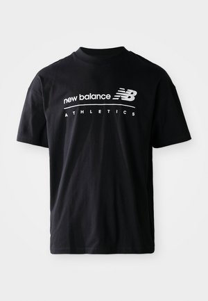 Svart bomullströja med rund halsringning, korta ärmar och vit textgrafik med "new balance" och "ATHLETICS" på framsidan.