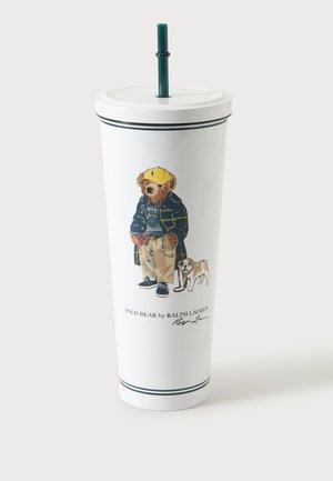 Grand gobelet blanc avec couvercle et paille verte, avec un ours vêtu de façon décontractée qui promène un petit chien, texte Polo Bear par Ralph Lauren et signature.