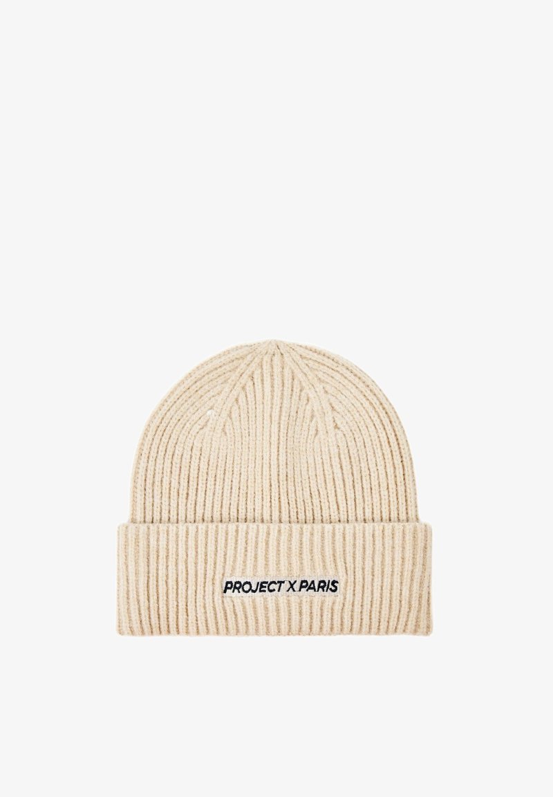 Berretto lavorato a maglia color crema con risvolto; presenta una texture a coste e la scritta "PROJECT X PARIS" ricamata in nero sul risvolto.