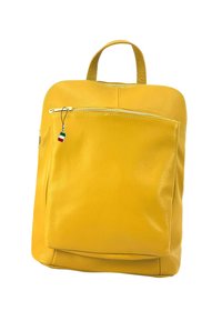 Geelleren rugzak met een gestructureerd oppervlak, een bovenhandgreep en een voorzak met rits. Voorzien van een klein Italiaans vlaggetje.