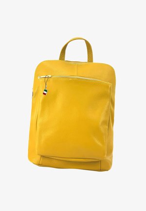 Sac à dos en cuir jaune avec une surface texturée, une poignée supérieure et une poche zippée à l'avant. Comprend une petite étiquette avec le drapeau italien.