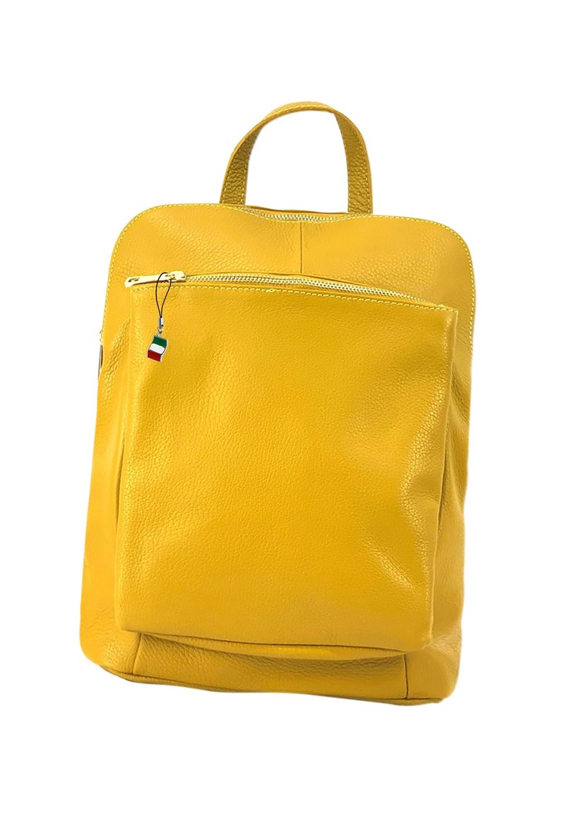 Geelleren rugzak met een gestructureerd oppervlak, een bovenhandgreep en een voorzak met rits. Voorzien van een klein Italiaans vlaggetje.