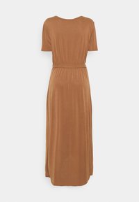 Robe maxi en jersey marron avec des manches courtes, taille cintrée et texture lisse. Présente une coupe décontractée et une jupe fluide.