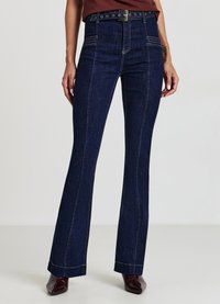 Jean évasé taille haute en denim bleu foncé avec des coutures contrastées, doté d'une ceinture sécurisée avec un matériel rond et de poches avant.