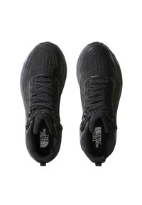 Baskets de sport noires avec empeigne en synthétique texturé, col rembourré et capuchon renforcé. Dispose d'un système de laçage et d'un logo sur la languette.