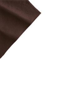 Brązowa tkanina wełniana o miękkiej strukturze, złożona pod kątem, z gładką powierzchnią bez widocznych wzorów ani elementów metalowych.