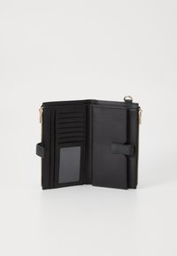 Portafoglio in pelle nera con una texture liscia, dotato di molteplici scomparti per carte, una tasca trasparente per l'ID e una chiusura a cerniera con hardware dorato.