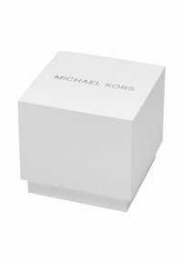 Scatola di cartone bianca con superficie testurizzata, caratterizzata da un logo argento "MICHAEL KORS" sulla parte superiore. Forma quadrata, design semplice.