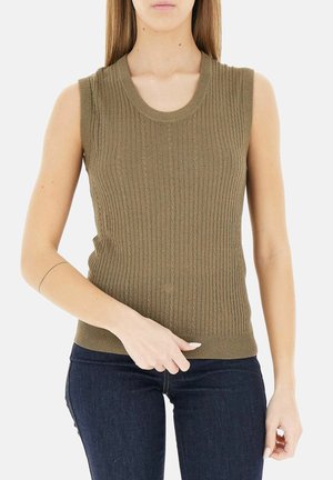 Top smanicato verde oliva a costine abbinato a jeans blu scuro, modella con capelli lisci su sfondo bianco.