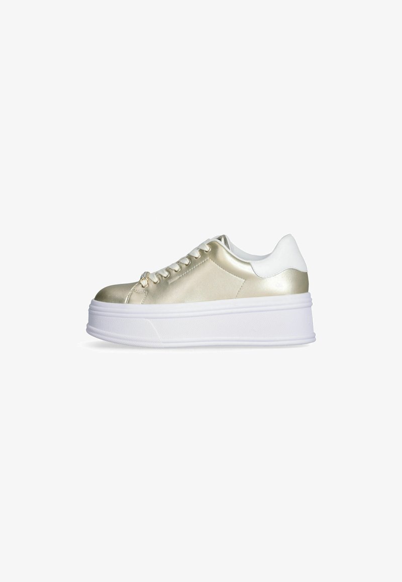Gouden synthetische leren sneaker met een witte rubberen zool, met een ronde neus, vetersluiting en een verhoogd platformontwerp.