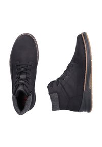 Zwarte enkellaarsjes van suede met textuuraccenten in grijs stof. Beschikt over ronde veters en een rubberen zool met een profielpatroon.